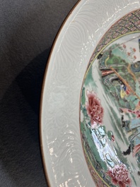 Rare grand plat profond en porcelaine de Chine famille rose &agrave; d&eacute;cor figuratif, Yongzheng