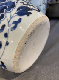 Een Chinese blauw-witte vaas met florale slingers, Transitie periode