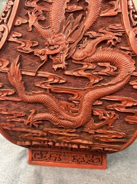 Een Chinese 'fanghu' vaas in rood lakwerk, 19/20e eeuw