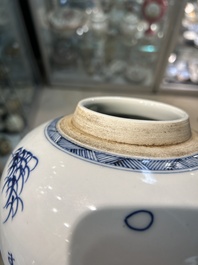 Pot en porcelaine de Chine en bleu et blanc &agrave; d&eacute;cor des 'trois amis de l'hiver', Kangxi