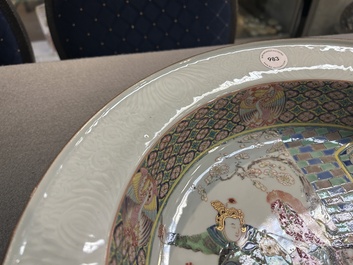 Rare grand plat profond en porcelaine de Chine famille rose &agrave; d&eacute;cor figuratif, Yongzheng