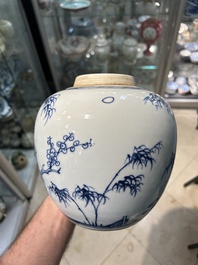 Pot en porcelaine de Chine en bleu et blanc &agrave; d&eacute;cor des 'trois amis de l'hiver', Kangxi