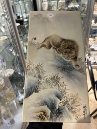 Plaque en porcelaine de Chine figurant un lion, sign&eacute;e Xu Tianmei 徐天梅 et dat&eacute;e 1956