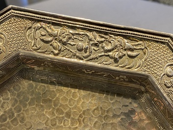 Een Chinese zilveren beker met monogram en een octagonale schotel op drie pootjes, 19/20e eeuw