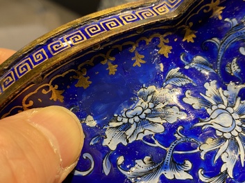 Een Chinese Canton email jardini&egrave;re en een dekselkom op onderschotel met blauwe fondkleur, Qianlong/Jiaqing