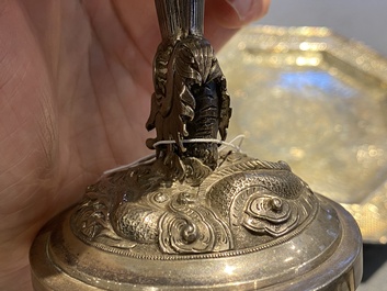 Een Chinese zilveren beker met monogram en een octagonale schotel op drie pootjes, 19/20e eeuw