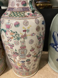 Deux vases en porcelaine de Chine famille rose &agrave; d&eacute;cor d'antiquit&eacute;s, 19&egrave;me