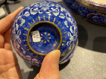 Een Chinese Canton email jardini&egrave;re en een dekselkom op onderschotel met blauwe fondkleur, Qianlong/Jiaqing