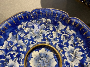 Een Chinese Canton email jardini&egrave;re en een dekselkom op onderschotel met blauwe fondkleur, Qianlong/Jiaqing