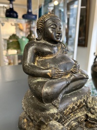 Een Thaise bronzen Boeddha met sporen van vergulding, 19e eeuw