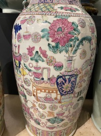 Deux vases en porcelaine de Chine famille rose &agrave; d&eacute;cor d'antiquit&eacute;s, 19&egrave;me