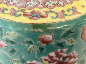 Een grote Chinese famille rose theepot voor de Straits of Peranakan markt, 19e eeuw