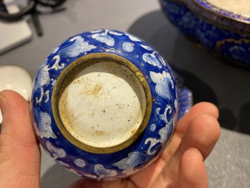 Een Chinese Canton email jardini&egrave;re en een dekselkom op onderschotel met blauwe fondkleur, Qianlong/Jiaqing