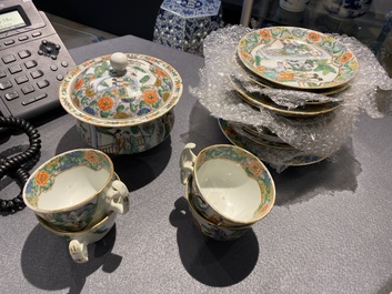 17 pi&egrave;ces d'un service &agrave; the en porcelaine de Chine famille verte de Canton, 19&egrave;me