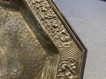 Een Chinese zilveren beker met monogram en een octagonale schotel op drie pootjes, 19/20e eeuw