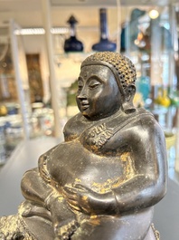 Een Thaise bronzen Boeddha met sporen van vergulding, 19e eeuw