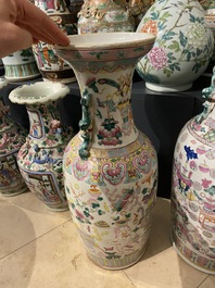 Twee Chinese famille rose vazen met antiquiteiten, 19e eeuw