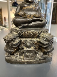 Een Thaise bronzen Boeddha met sporen van vergulding, 19e eeuw