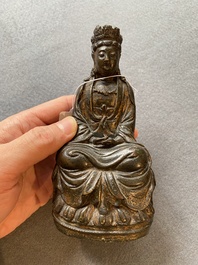 Een Sino-Tibetaanse gelakte en vergulde bronzen Boeddha, late Ming of vroege Qing