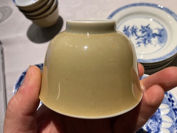 Onze tasses et dix soucoupes en porcelaine de Chine en bleu et blanc, Kangxi