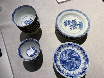 Onze tasses et dix soucoupes en porcelaine de Chine en bleu et blanc, Kangxi