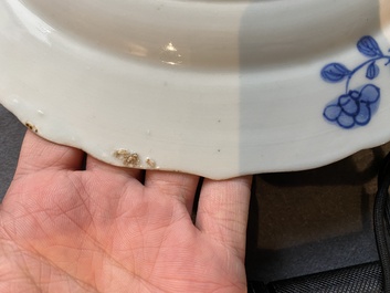 Paire de plats en porcelaine de Chine en bleu et blanc &agrave; d&eacute;cor d'une sc&egrave;ne du 'Xi Xiang Ji', Qianlong