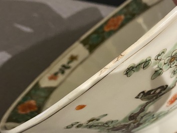Une paire de bols en porcelaine de Chine famille rose &agrave; d&eacute;cor de coqs et un bol en famille verte, 18/19&egrave;me