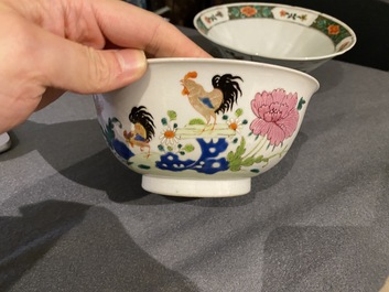 A pair of Chinese famille rose 'rooster' bowls and a famille verte bowl, 18/19th C.