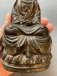 Een Sino-Tibetaanse gelakte en vergulde bronzen Boeddha, late Ming of vroege Qing