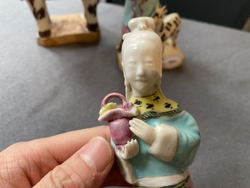 Drie Chinese famille rose sculpturen van dames, Qianlong/Jiaqing