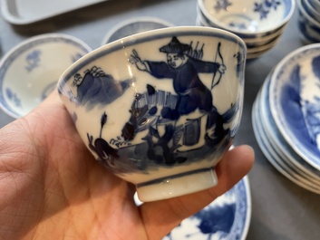 13 tasses et 10 soucoupes en porcelaine de Chine en bleu et blanc &agrave; d&eacute;cor d'une chasse aux lapins, marque de Qianlong, 19&egrave;me