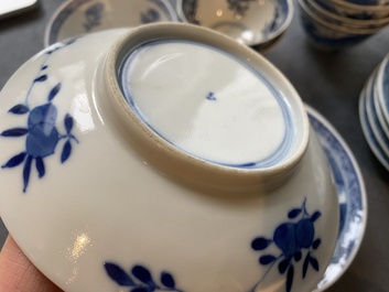 13 tasses et 10 soucoupes en porcelaine de Chine en bleu et blanc &agrave; d&eacute;cor d'une chasse aux lapins, marque de Qianlong, 19&egrave;me