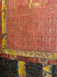 Thangka figurant Bouddha de M&eacute;decine ou Bhaishajyaguru entour&eacute; de Bouddhas Shakyamuni sur fond rouge, Tibet ou N&eacute;pal, 19/20&egrave;me