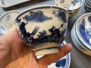 13 Chinese blauw-witte koppen en 10 schotels met een konijnenjacht, Qianlong merk, 19e eeuw