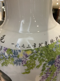 Paire de vases en porcelaine de Chine &agrave; d&eacute;cor de la R&eacute;volution Culturelle figurant Mao Zedong, sign&eacute;s Qiu Guang et dat&eacute;s 1973
