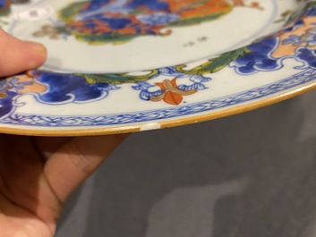 Plat en porcelaine de Chine en bleu et blanc surd&eacute;cor&eacute; aux Pays-Bas &agrave; d&eacute;cor armori&eacute;, Yongzheng