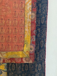 Thangka figurant Bouddha de M&eacute;decine ou Bhaishajyaguru entour&eacute; de Bouddhas Shakyamuni sur fond rouge, Tibet ou N&eacute;pal, 19/20&egrave;me