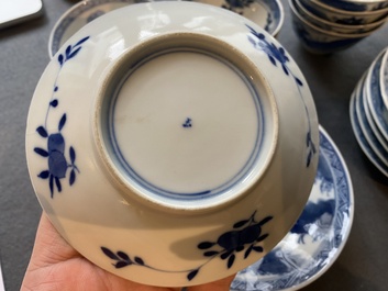 13 Chinese blauw-witte koppen en 10 schotels met een konijnenjacht, Qianlong merk, 19e eeuw