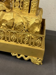 Een indrukwekkende driedelige vergulde bronzen klokgarnituur met chinoiserie decor, Frankrijk, 19e eeuw