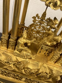 Een indrukwekkende driedelige vergulde bronzen klokgarnituur met chinoiserie decor, Frankrijk, 19e eeuw