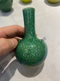 Quatre vases de forme bouteille en porcelaine de Chine en jaune et vert monochrome, 19/20&egrave;me