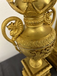 Garniture de chemin&eacute;e de style chinois &agrave; pendule en forme de pagode en bronze dor&eacute; &agrave; trois pi&egrave;ces, France, 19&egrave;me