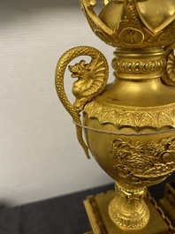 Een indrukwekkende driedelige vergulde bronzen klokgarnituur met chinoiserie decor, Frankrijk, 19e eeuw