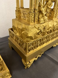 Een indrukwekkende driedelige vergulde bronzen klokgarnituur met chinoiserie decor, Frankrijk, 19e eeuw