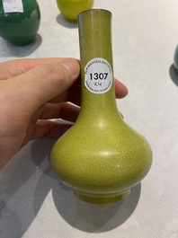 Quatre vases de forme bouteille en porcelaine de Chine en jaune et vert monochrome, 19/20&egrave;me