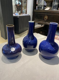 Trois vases de forme bouteille en porcelaine de Chine en bleu monochrome et &agrave; &eacute;mail flamb&eacute;, 19/20&egrave;me