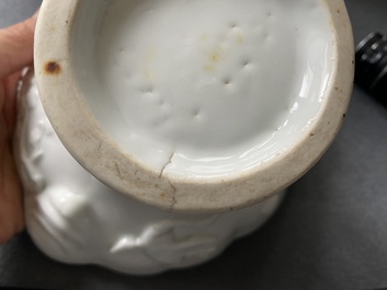 Un br&ucirc;le-parfum tripod et deux coupes libatoires en porcelaine blanc de Chine, 19/20&egrave;me