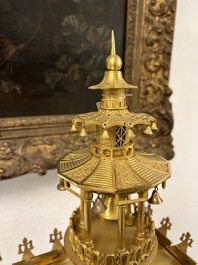 Garniture de chemin&eacute;e de style chinois &agrave; pendule en forme de pagode en bronze dor&eacute; &agrave; trois pi&egrave;ces, France, 19&egrave;me