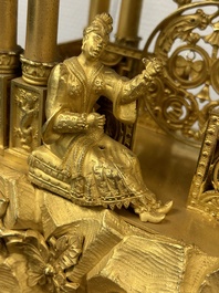 Garniture de chemin&eacute;e de style chinois &agrave; pendule en forme de pagode en bronze dor&eacute; &agrave; trois pi&egrave;ces, France, 19&egrave;me