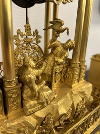 Garniture de chemin&eacute;e de style chinois &agrave; pendule en forme de pagode en bronze dor&eacute; &agrave; trois pi&egrave;ces, France, 19&egrave;me